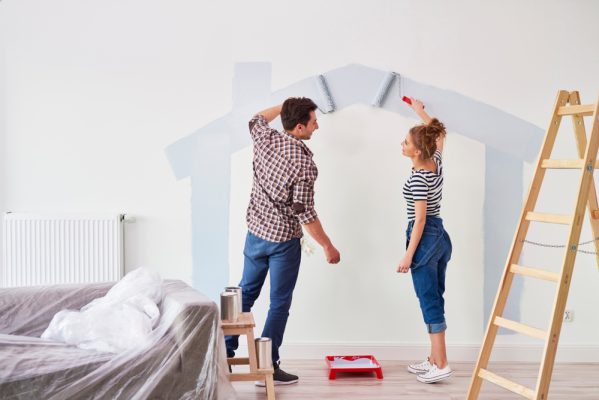 Un couple décorant leur logement